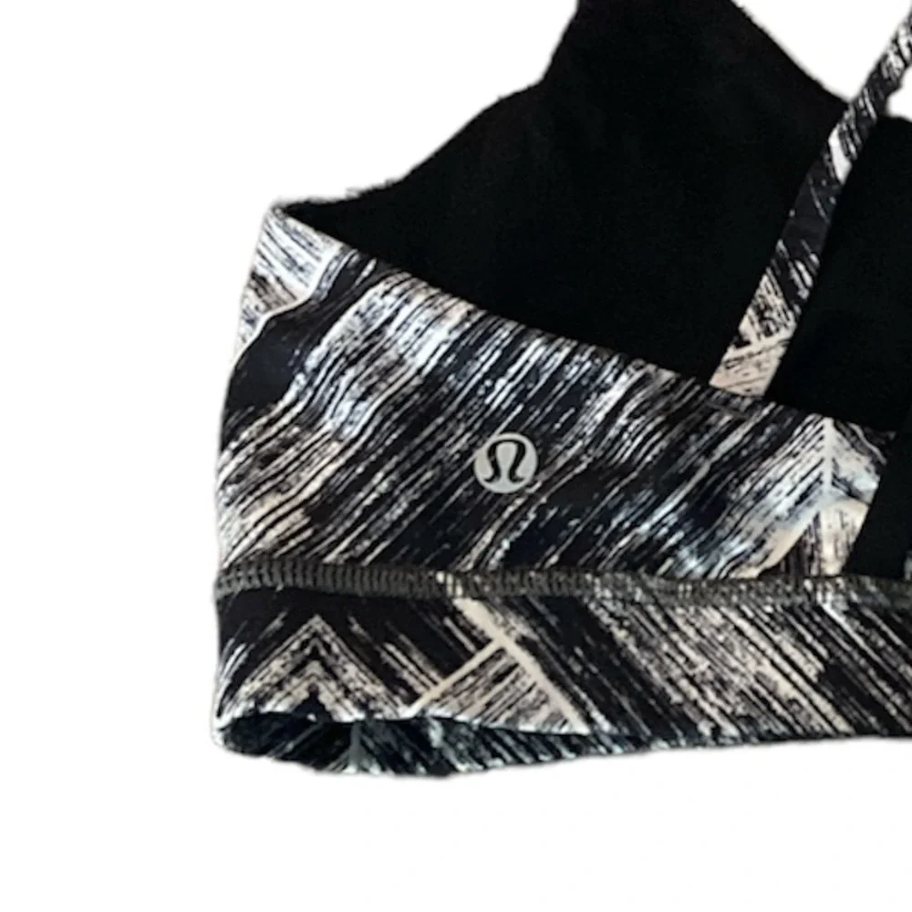 Lululemon Energy Bra Heat Wave White Black sports bra size 8